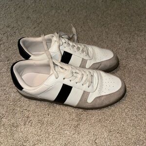 Size 8 Universal Thread sneakers